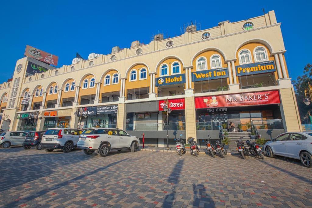 Hotel West Inn Premium Kharar Kültér fotó